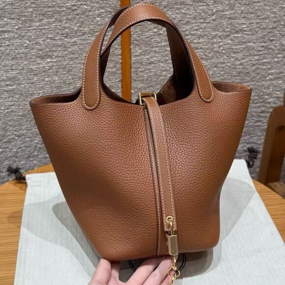 Classic Hermes Bag: A Stylish and Versatile Choice for Elegance - Picture 1 of 6
